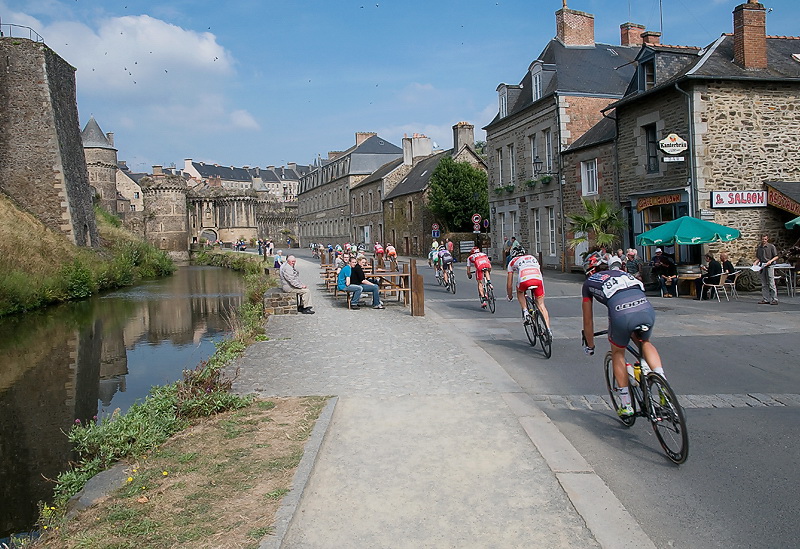 Bretagne 09-2012 D35_0507 als Smart-Objekt-1 Kopie.jpg - Im Ortskern war wegen einem Radrennen alles gesperrt. Wir sind eine geschlagene Stunde durch den Ort gefahren ,um auf den Stellplatz zu kommen.